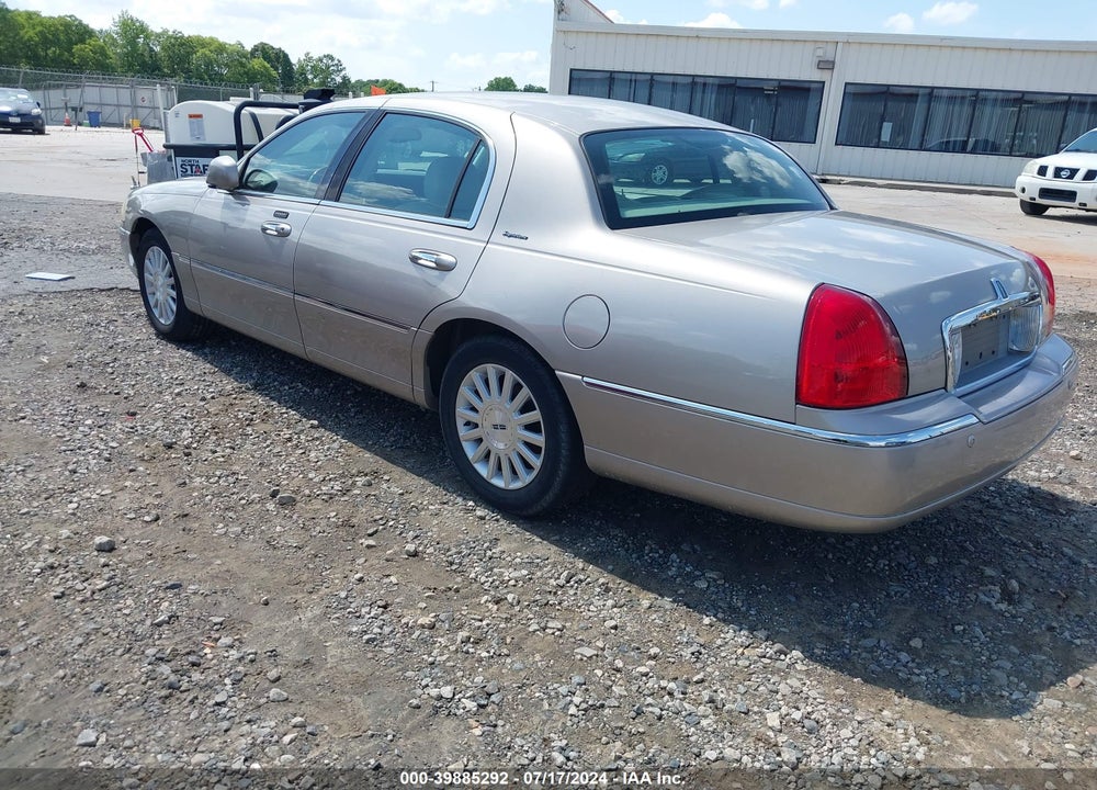 2003 LINCOLN TOWN CAR SIGNATURE VIN: 1LNHM82W93Y674706