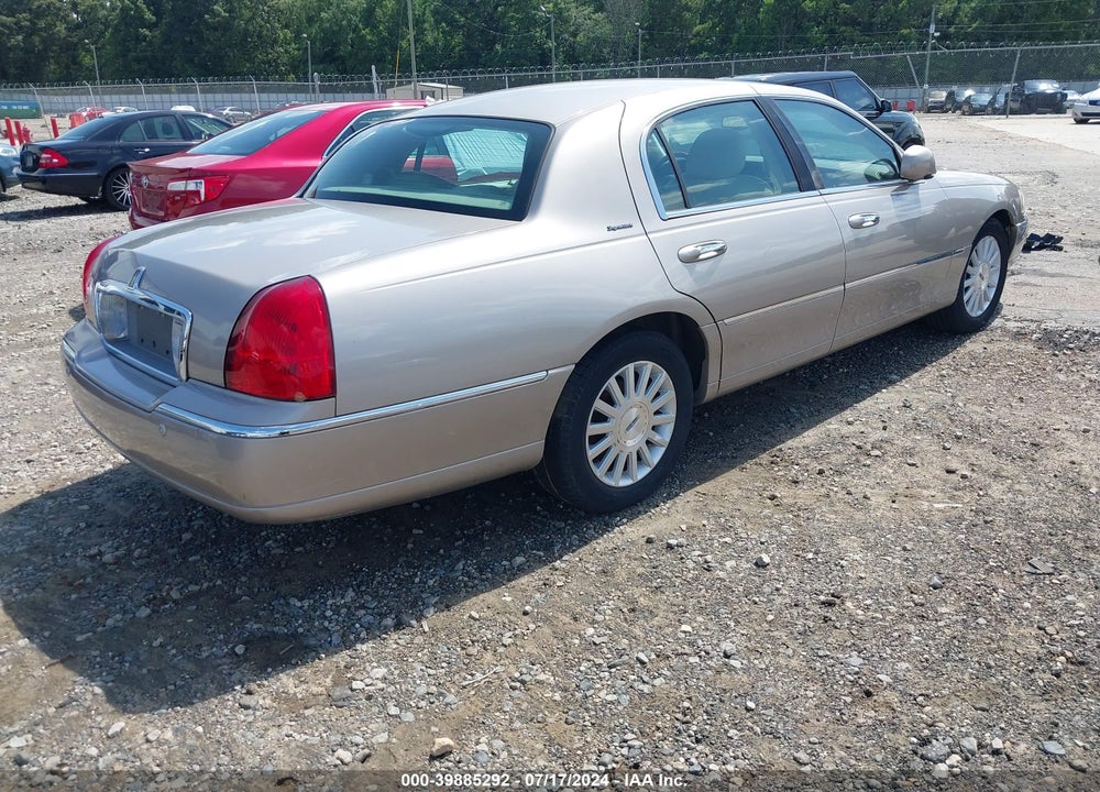 2003 LINCOLN TOWN CAR SIGNATURE VIN: 1LNHM82W93Y674706