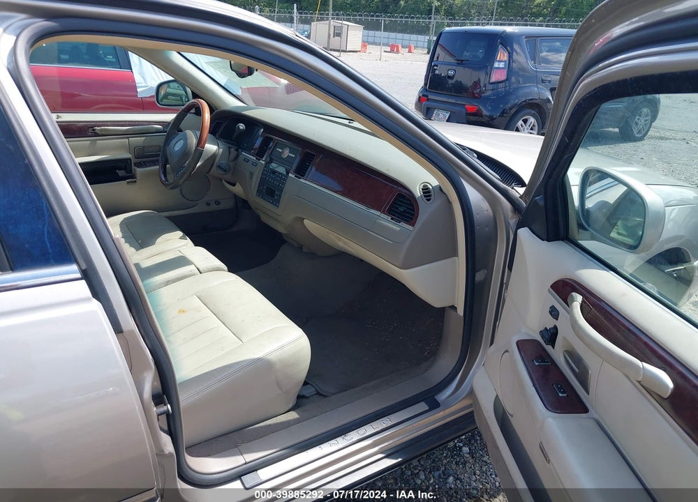 2003 LINCOLN TOWN CAR SIGNATURE VIN: 1LNHM82W93Y674706