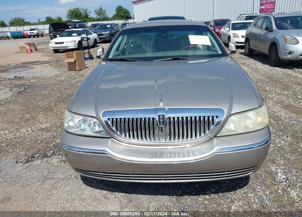 2003 LINCOLN TOWN CAR SIGNATURE VIN: 1LNHM82W93Y674706
