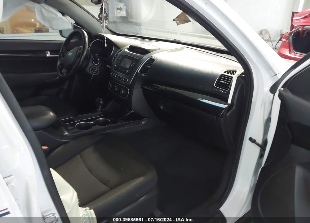 2014 KIA SORENTO LX VIN: 5XYKT4A62EG537027