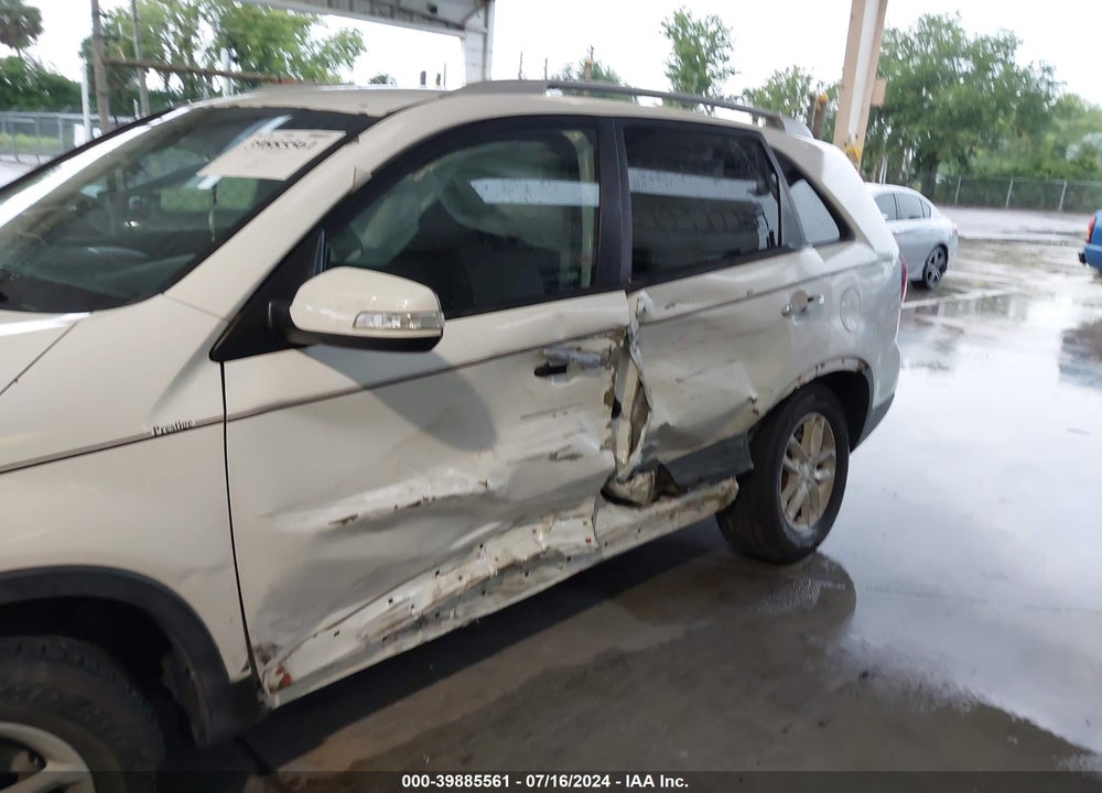 2014 KIA SORENTO LX VIN: 5XYKT4A62EG537027