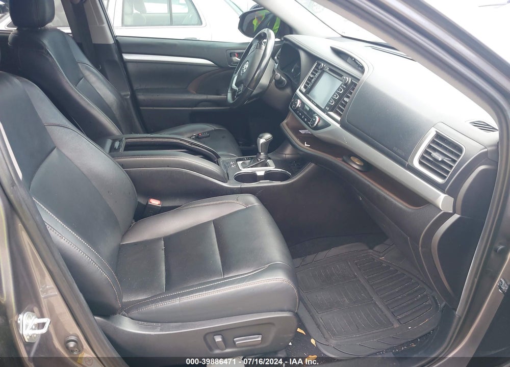 2019 TOYOTA HIGHLANDER XLE VIN: 5TDKZRFH1KS560318