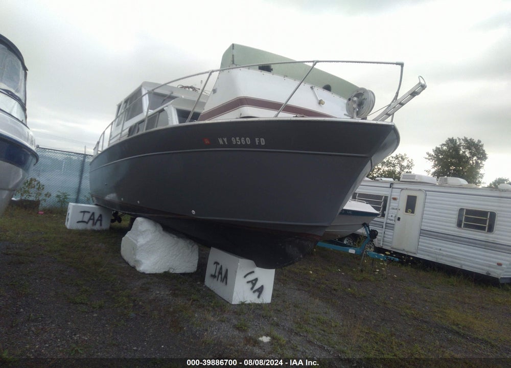 1983 CRUISERS YACHTS MARINETTE VIN: ALC814110183