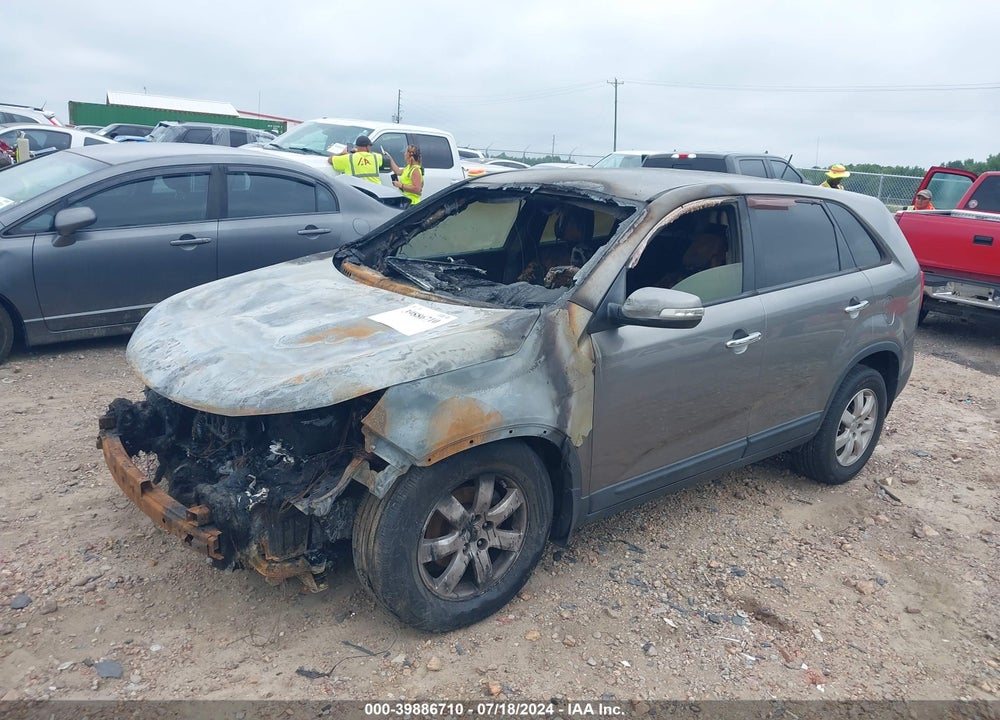 2013 KIA SORENTO LX VIN: 5XYKT3A18DG332518