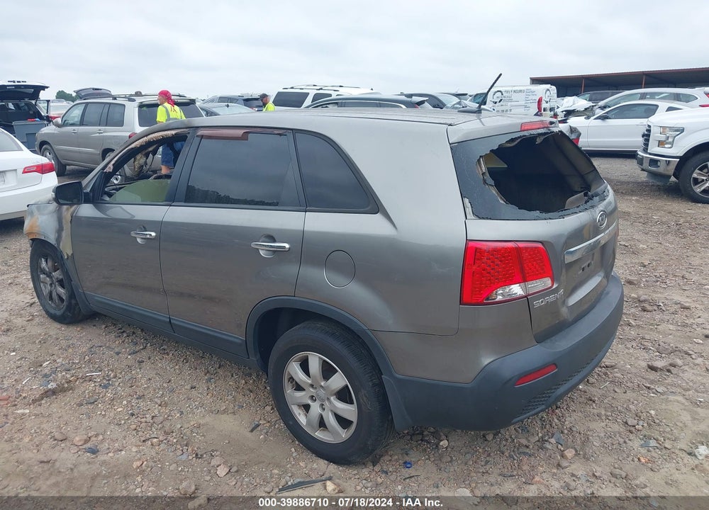 2013 KIA SORENTO LX VIN: 5XYKT3A18DG332518