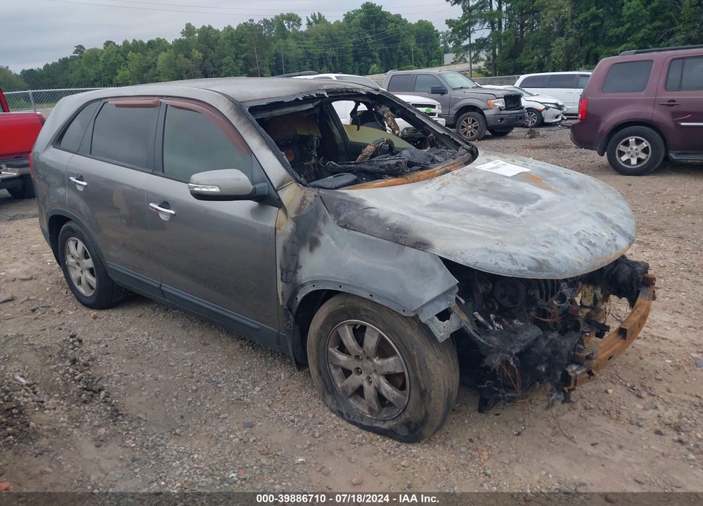2013 KIA SORENTO LX VIN: 5XYKT3A18DG332518