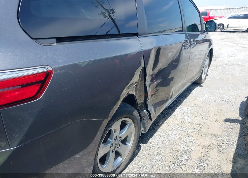 2017 TOYOTA SIENNA LE 8 PASSENGER VIN: 5TDKZ3DCXHS859352