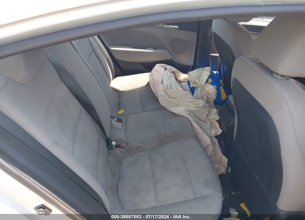 2017 HYUNDAI ELANTRA SE VIN: 5NPD84LF5HH106881