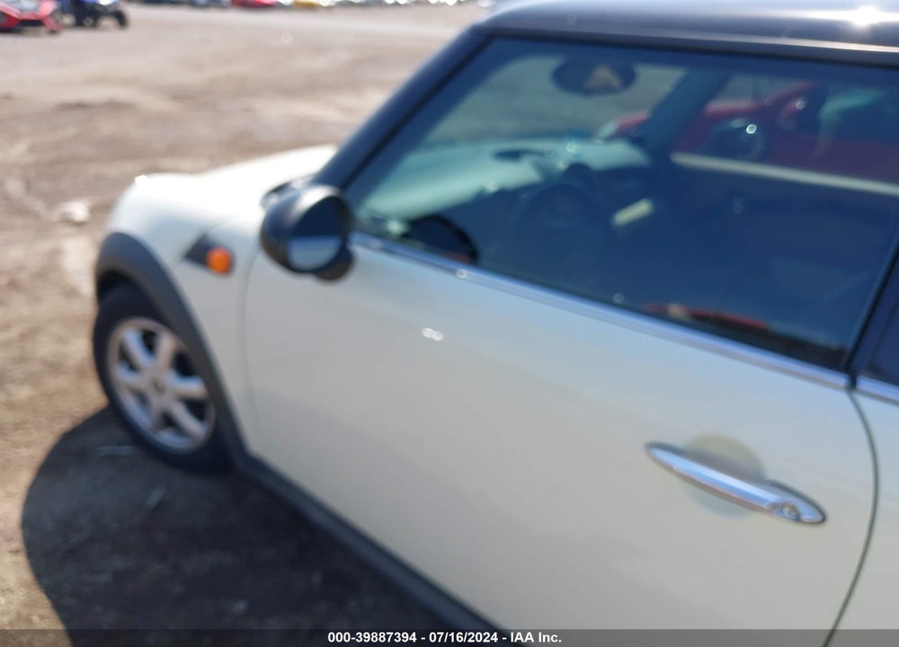 2008 MINI COOPER VIN: WMWMF33518TT62354