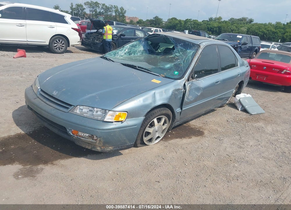 1994 HONDA ACCORD EX VIN: 1HGCD5667RA106805