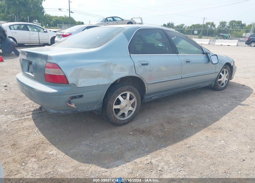 1994 HONDA ACCORD EX VIN: 1HGCD5667RA106805