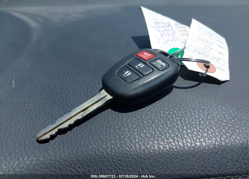 2015 TOYOTA COROLLA LE VIN: 5YFBURHE2FP337821