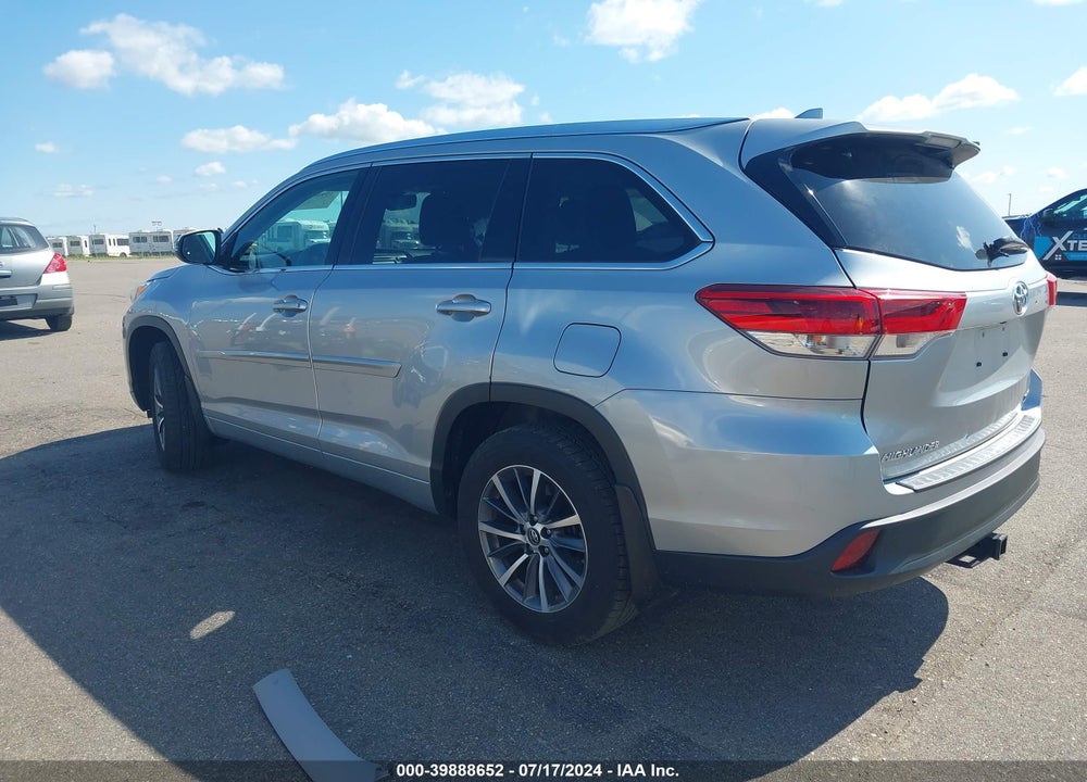 2018 TOYOTA HIGHLANDER XLE VIN: 5TDJZRFH8JS808736