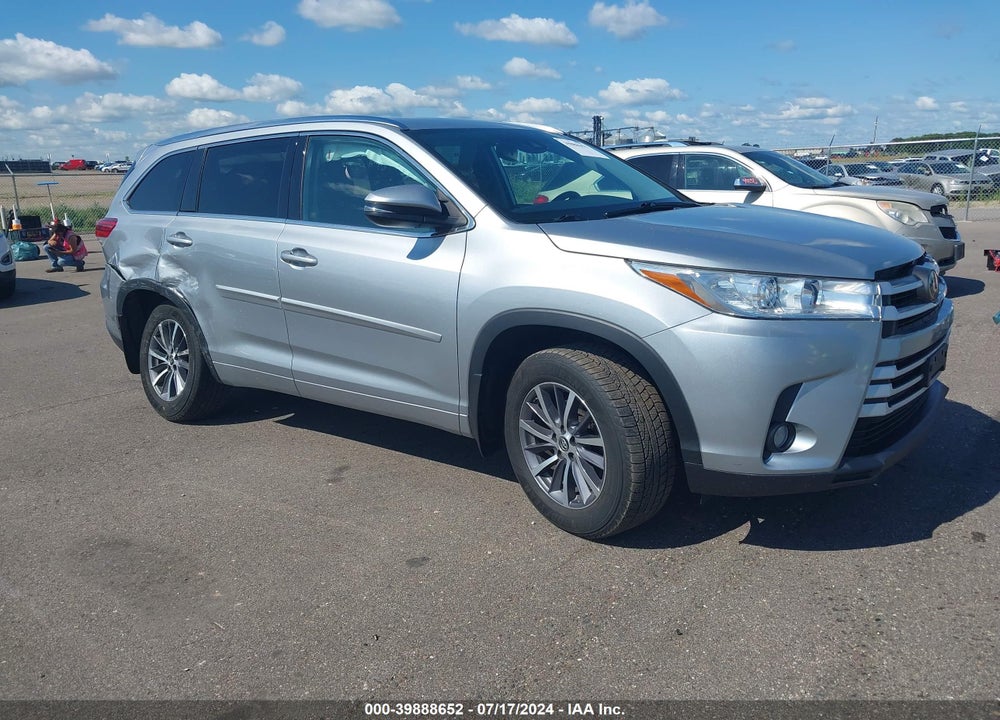 2018 TOYOTA HIGHLANDER XLE VIN: 5TDJZRFH8JS808736