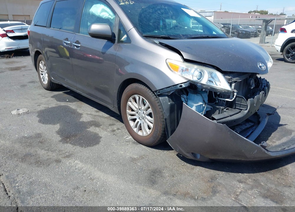 2016 TOYOTA SIENNA XLE 8 PASSENGER VIN: 5TDYK3DCXGS701364