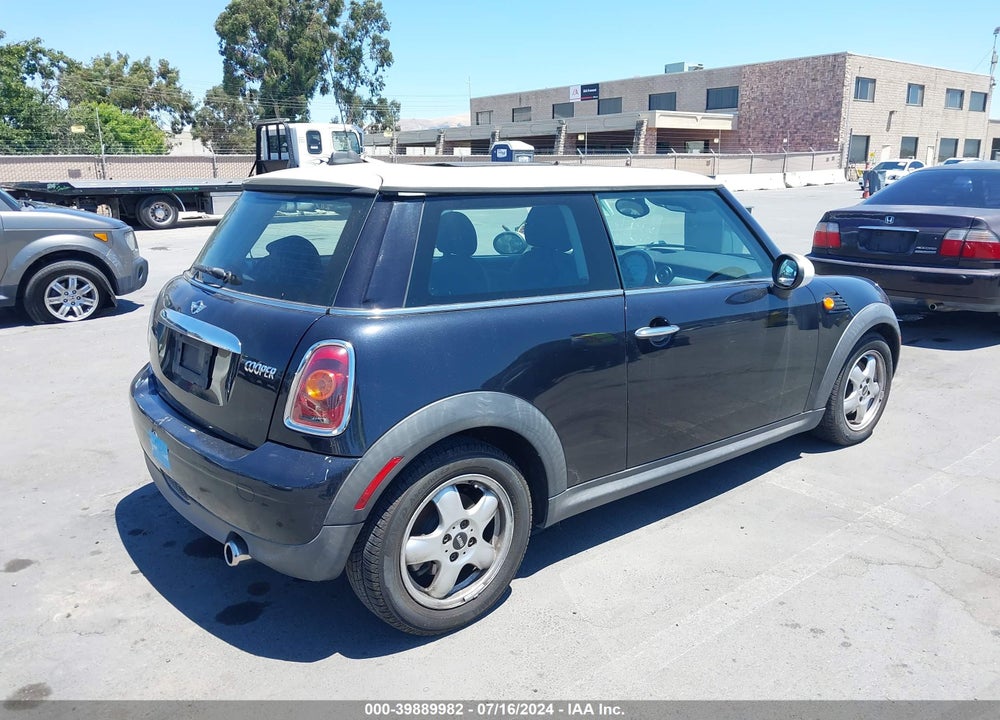 2008 MINI COOPER VIN: WMWMF33508TT62569