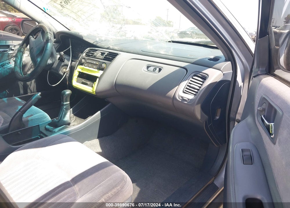 1998 HONDA ACCORD LX VIN: 1HGCG5542WA059072