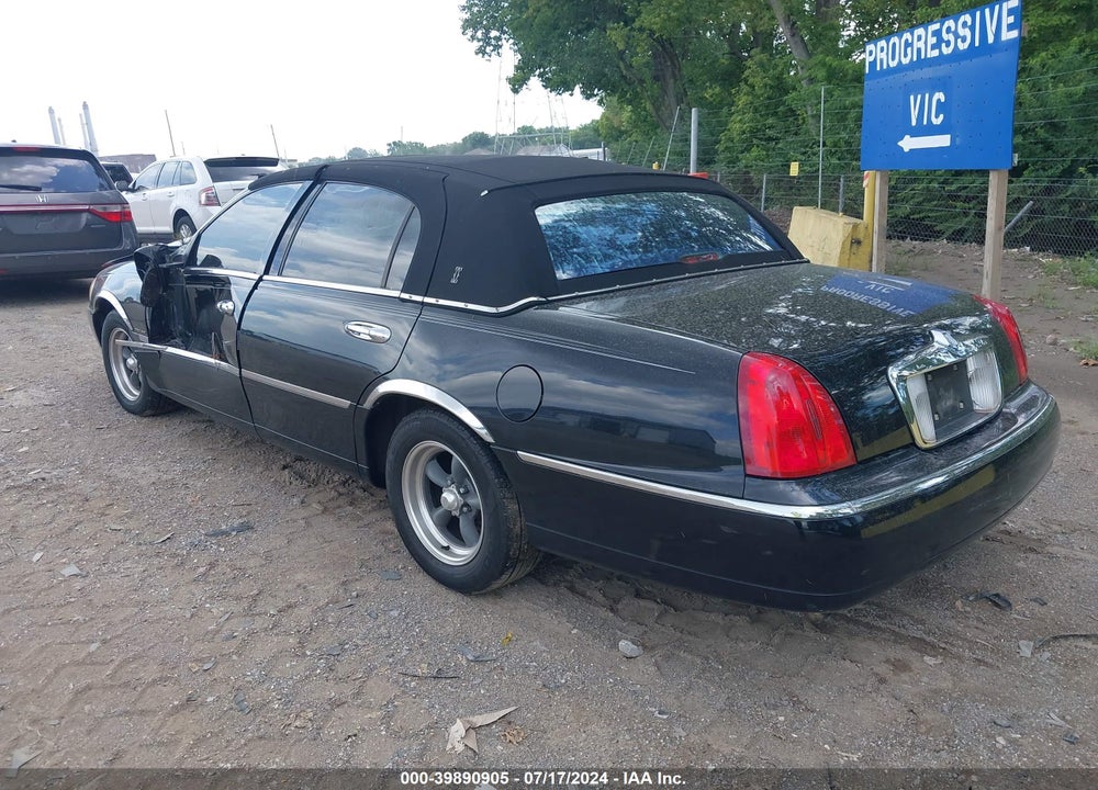 1999 LINCOLN TOWN CAR CARTIER VIN: 1LNHM83W2XY611130