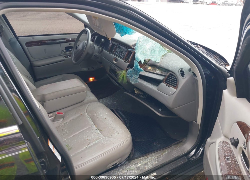 1999 LINCOLN TOWN CAR CARTIER VIN: 1LNHM83W2XY611130