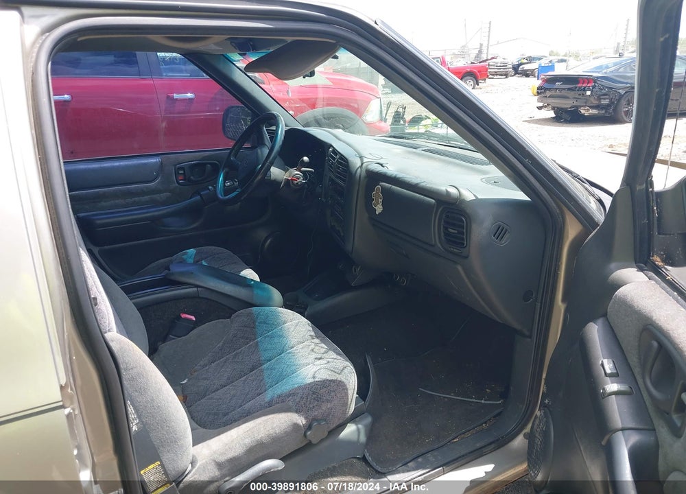 2002 CHEVROLET S-10 LS VIN: 1GCDT13WX2K193232