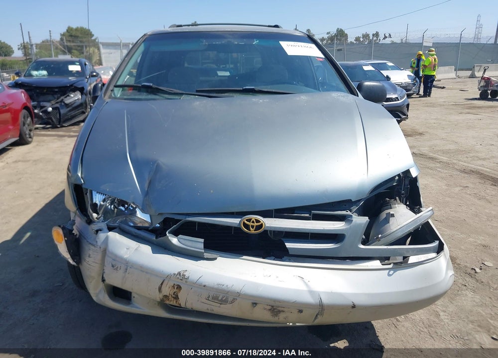1999 TOYOTA SIENNA XLE VIN: 4T3ZF13C3XU105123