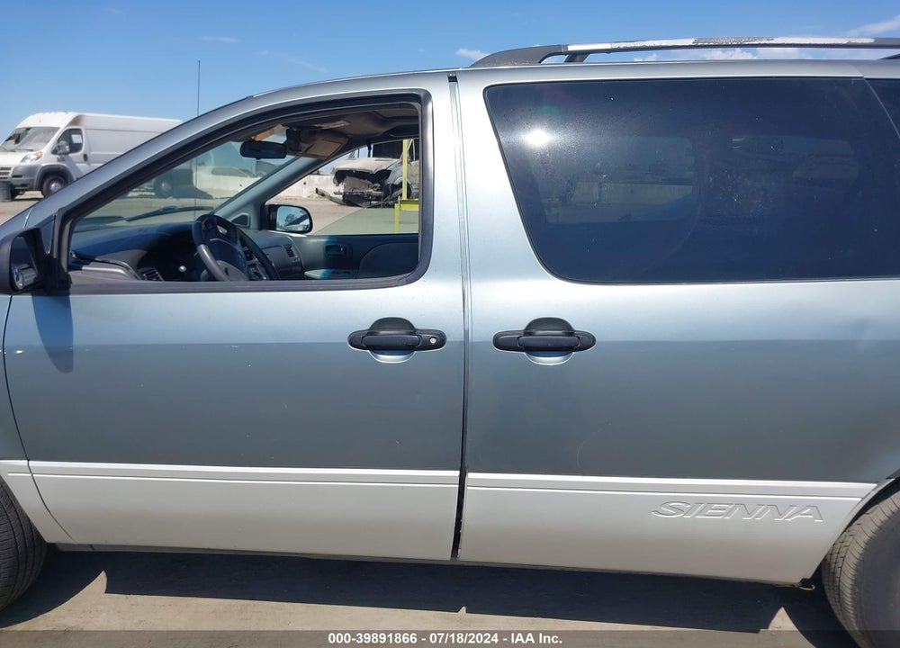 1999 TOYOTA SIENNA XLE VIN: 4T3ZF13C3XU105123