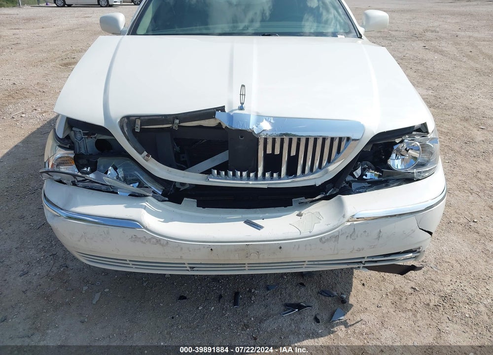 2006 LINCOLN TOWN CAR SIGNATURE VIN: 1LNHM81VX6Y624619