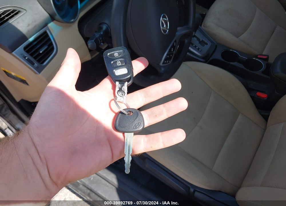 2013 HYUNDAI ELANTRA VIN: KMHDH4AE5DU621112