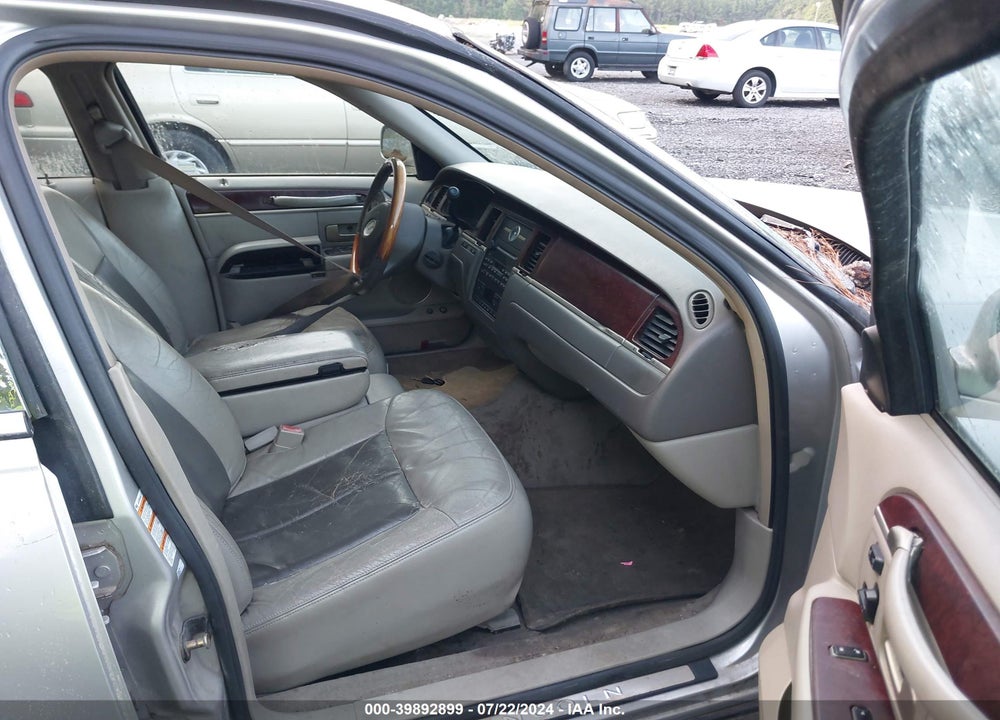 2004 LINCOLN TOWN CAR ULTIMATE VIN: 1LNHM83W44Y685421