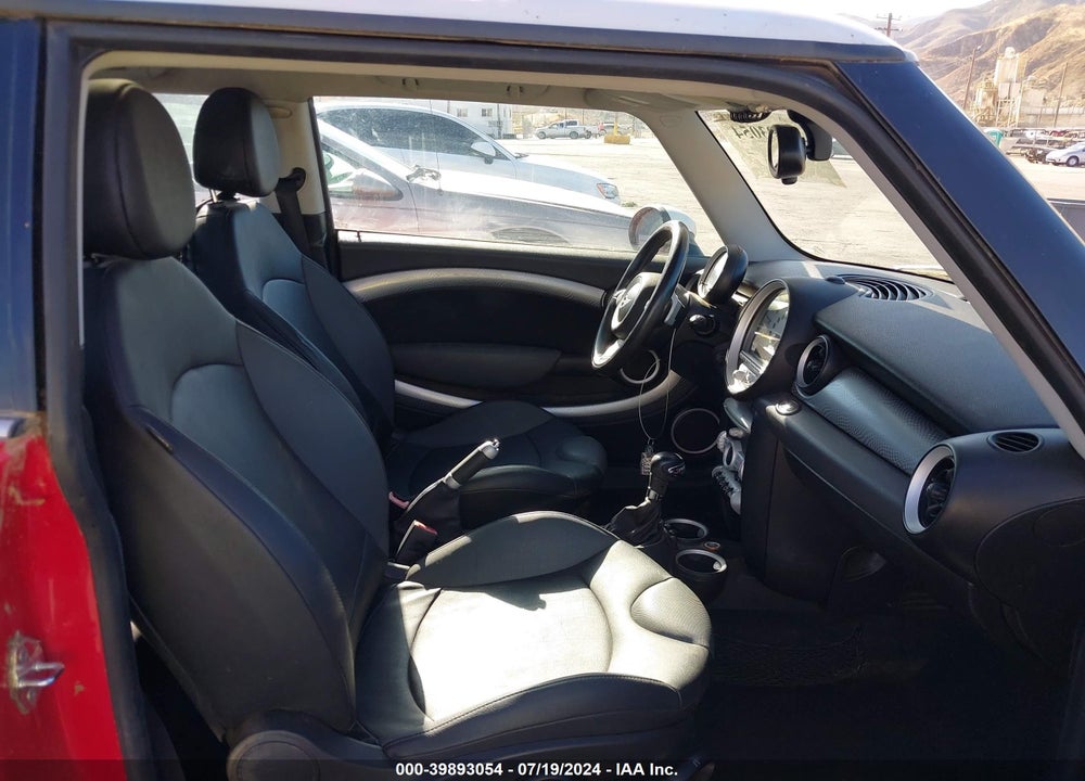 2009 MINI COOPER S VIN: WMWMF735X9TW82328