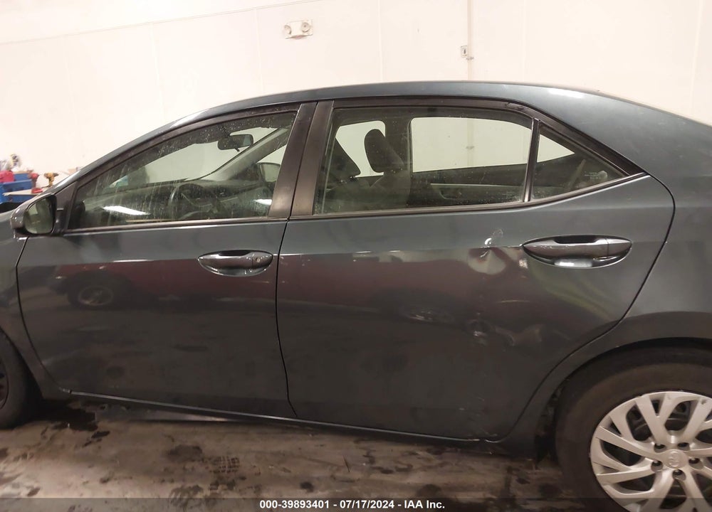2018 TOYOTA COROLLA LE VIN: 5YFBURHEXJP782302