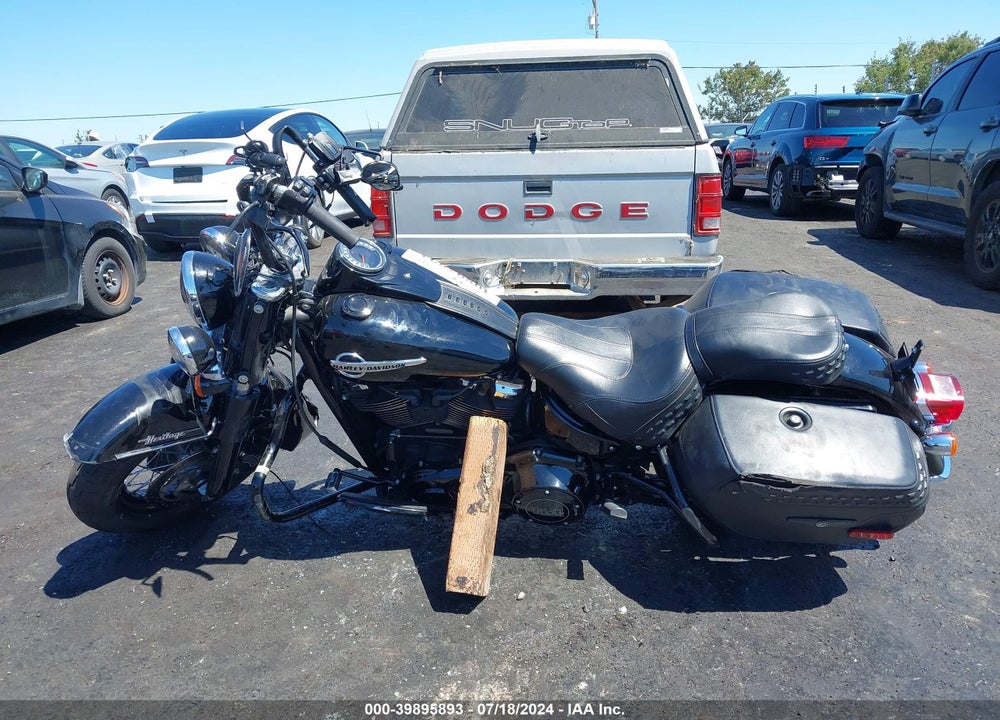 2018 HARLEY-DAVIDSON FLHCS HERITAGE CLASSIC 114 VIN: 1HD1YBK31JC015993