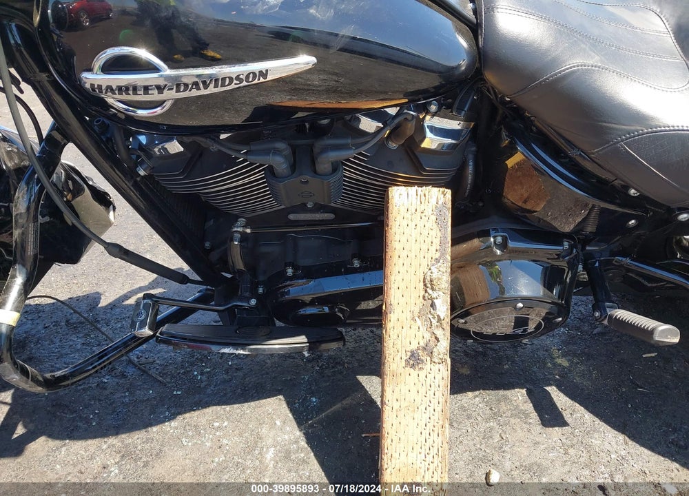 2018 HARLEY-DAVIDSON FLHCS HERITAGE CLASSIC 114 VIN: 1HD1YBK31JC015993