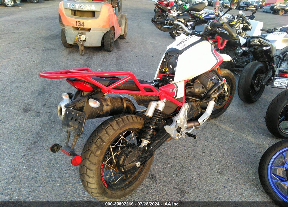 2020 MOTO GUZZI V85 TT VIN: ZGUKWU004LM000236