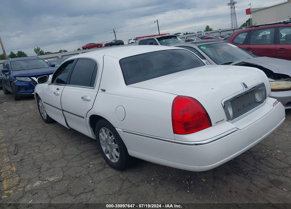 2009 LINCOLN TOWN CAR SIGNATURE LIMITED VIN: 2LNHM82V39X633794
