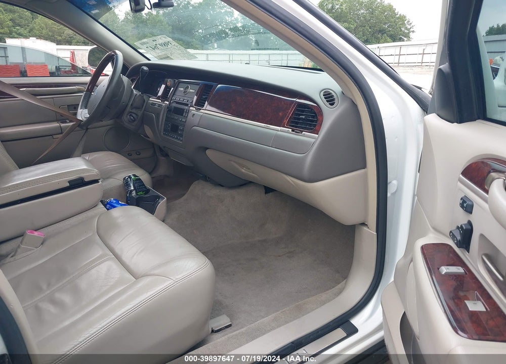 2009 LINCOLN TOWN CAR SIGNATURE LIMITED VIN: 2LNHM82V39X633794
