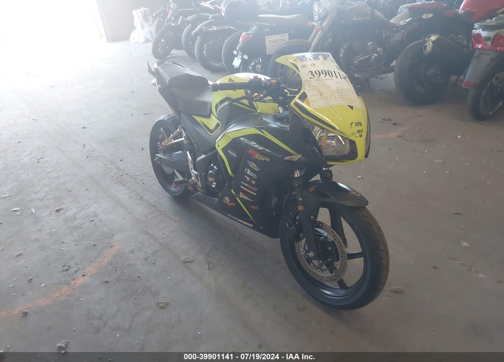2016 HONDA CBR300 R VIN: MLHNC5107G5201042