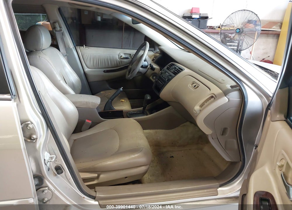 1998 HONDA ACCORD EX V6 VIN: 1HGCG1657WA001975