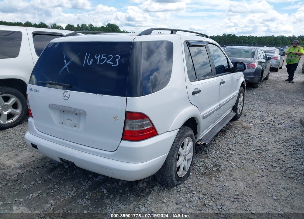 2000 MERCEDES-BENZ ML 320 VIN: 4JGAB54E1YA164523