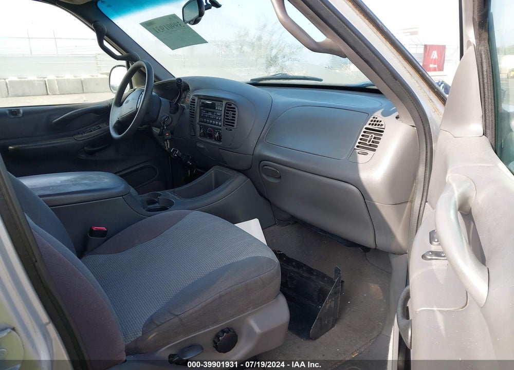 2000 FORD EXPEDITION XLT VIN: 1FMPU16L0YLB78135