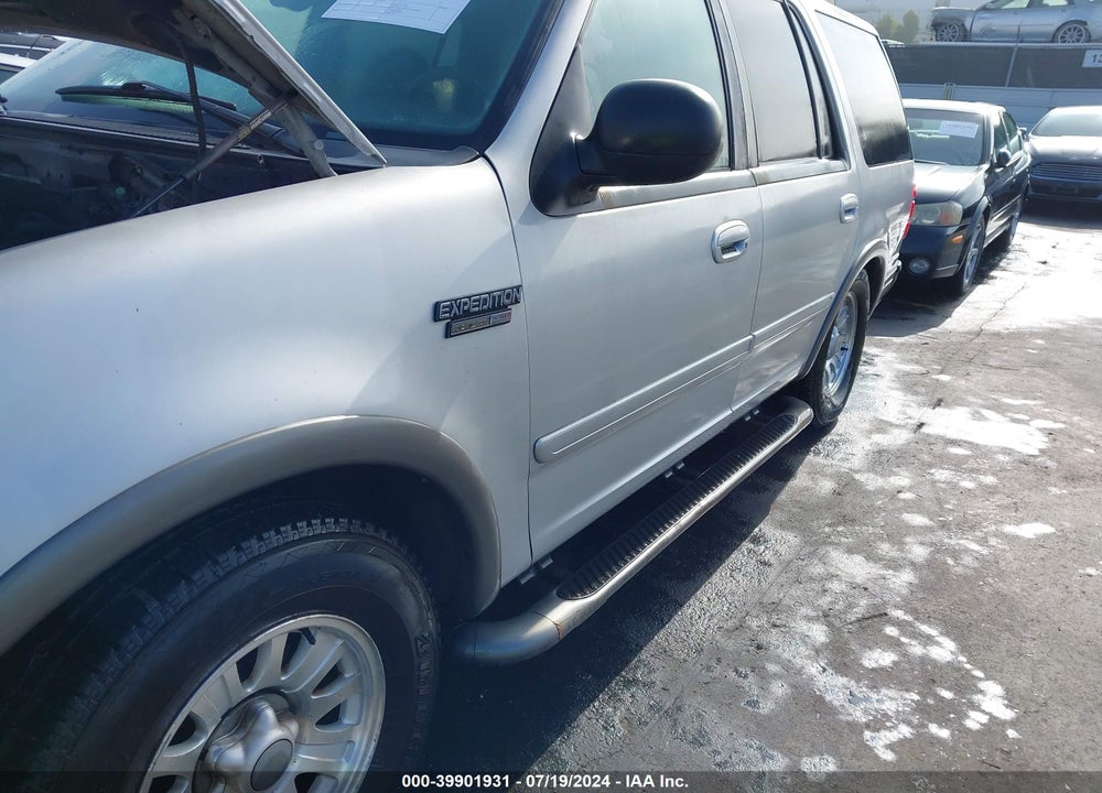 2000 FORD EXPEDITION XLT VIN: 1FMPU16L0YLB78135
