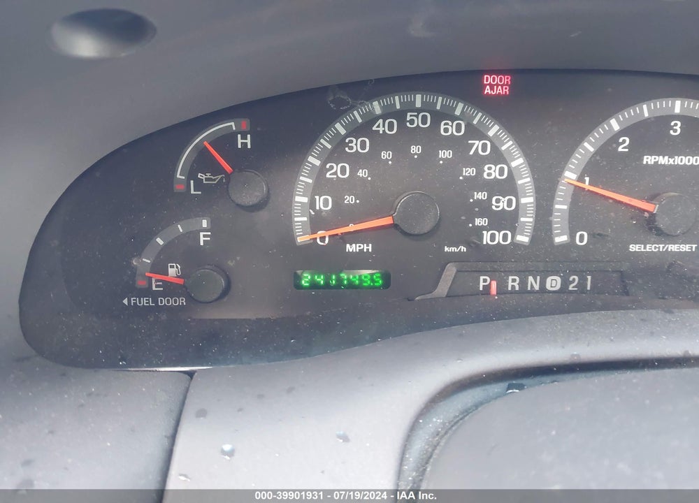 2000 FORD EXPEDITION XLT VIN: 1FMPU16L0YLB78135