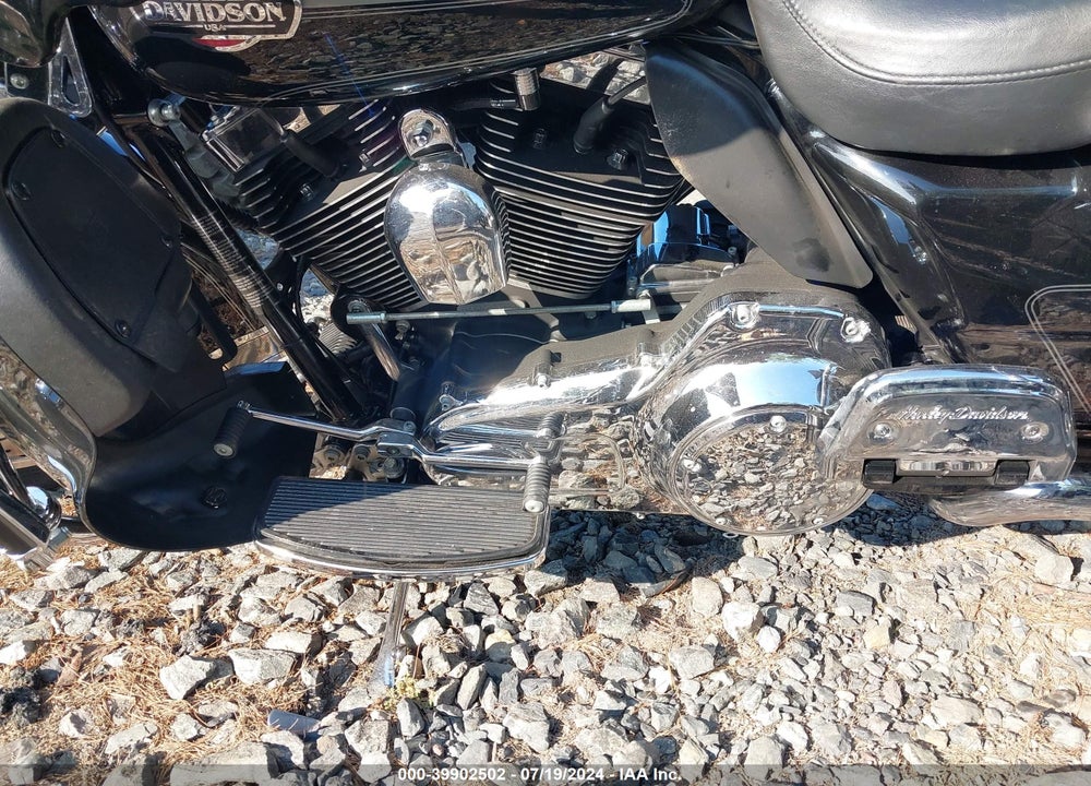 2010 HARLEY-DAVIDSON FLHTCU VIN: 1HD1FC416AB639429
