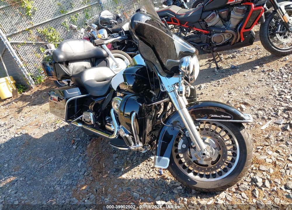 2010 HARLEY-DAVIDSON FLHTCU VIN: 1HD1FC416AB639429