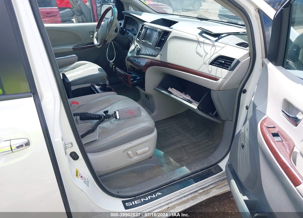 2014 TOYOTA SIENNA LIMITED V6 7 PASSENGER VIN: 5TDYK3DC6ES458861