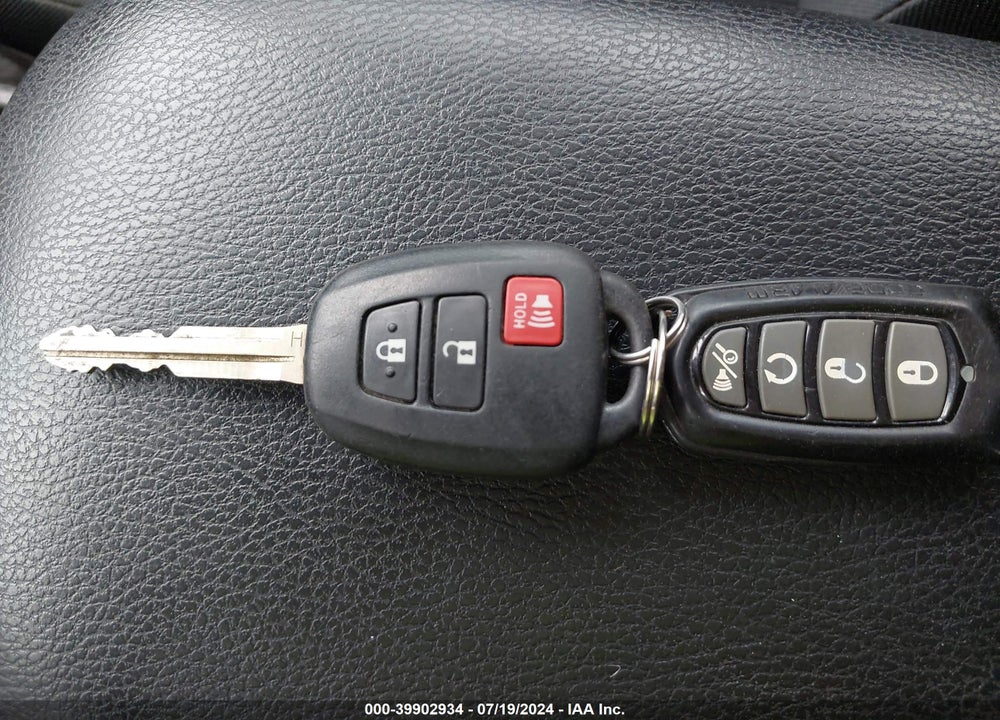 2018 TOYOTA RAV4 LE VIN: 2T3ZFREV8JW442083
