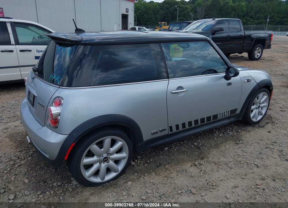 2005 MINI COOPER S VIN: WMWRE33575TG96055