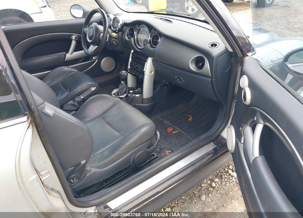 2005 MINI COOPER S VIN: WMWRE33575TG96055