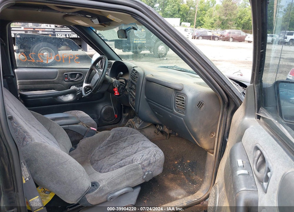 2002 CHEVROLET S-10 LS VIN: 1GCDT13W12K110822